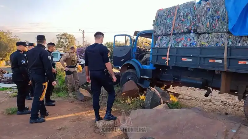 Camionero con reciclables provoca persecución policial en Dionísio Cerqueira 2 Camionero intenta escapar de la Policía Militar y deja carga de reciclables