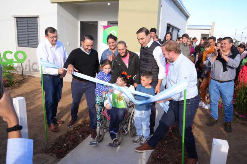 Valdés inauguró Terapia Intensiva en el Hospital Billinghurst de Corrientes y entregó viviendas en Ituzaingó imagen 101648 - 1