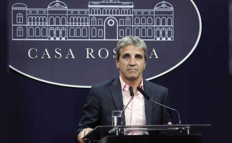 FMI: Argentina paga hoy USD 878 millones por intereses con ayuda del Tesoro de Estados Unidos 2 Luis Caputo Bancos