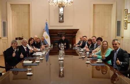 La reunión, convocada por Milei este viernes, aunque presentada como un encuentro rutinario, se da en medio de una intensa agenda política, económica y sanitaria, y a pocos días de un cierre de listas que marcará la hoja de ruta del oficialismo en las urnas.