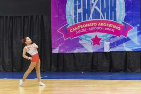 “Samara tiene disciplina y sueños grandes”: la historia de la campeona provincial que busca llegar al Panamericano en Punta del Este Con disciplina, talento y una familia comprometida, Samara Fernández Quian se proyecta como una de las grandes promesas de la gimnasia aeróbica argentina.