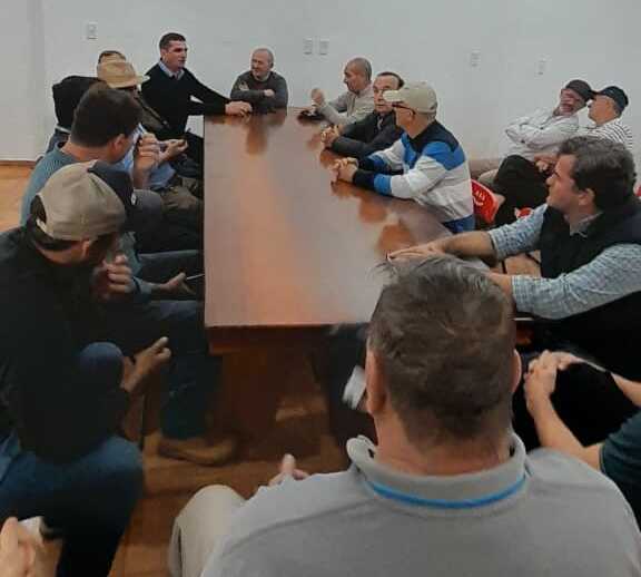 Confederaciones Rurales Argentinas piden menor carga fiscal, inversiones y una "autocrítica" de Nación 1 Desde Confederaciones Rurales mantuvieron reunión con los productores misioneros