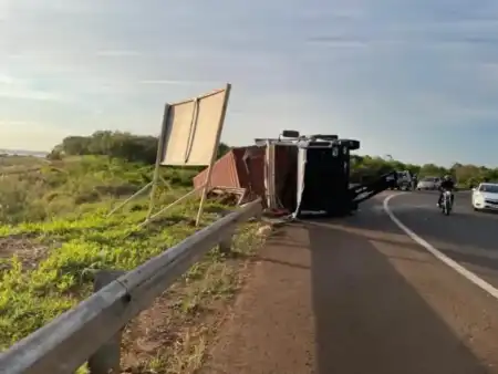 Despiste de un camión paraguayo en el Acceso Sur de Garupá dejó un herido Camion