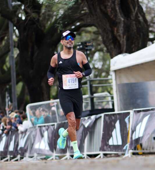 Maratón de Buenos Aires: “El desafío de correr conociendo los límites y superarlos con trabajo” 3 Carreras en la Maraton e1758839546339 - 2
