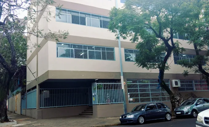 Apuntan a estudiantes de otra escuela por el robo instrumentos en el Colegio Nacional 5 Colegio Nacional 1 - 4