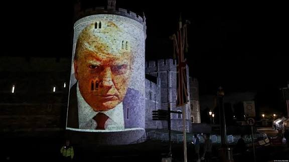 Multitudinarias marchas en Londres durante visita de Trump