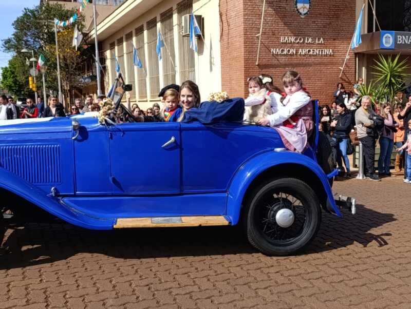 El Desfile de Colectividades iluminó Oberá este domingo 5 IMG 20250907 WA0234 - 4