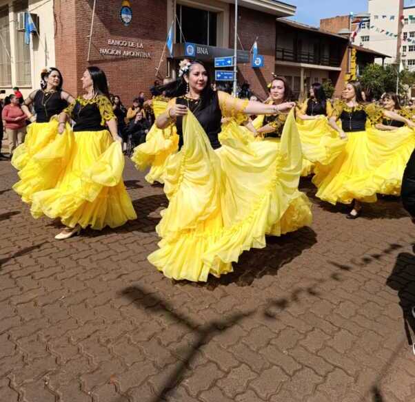 El Desfile de Colectividades iluminó Oberá este domingo 3 Oberá vivió su tradicional desfile en la 45 edición de la fiesta nacional del inmigrante