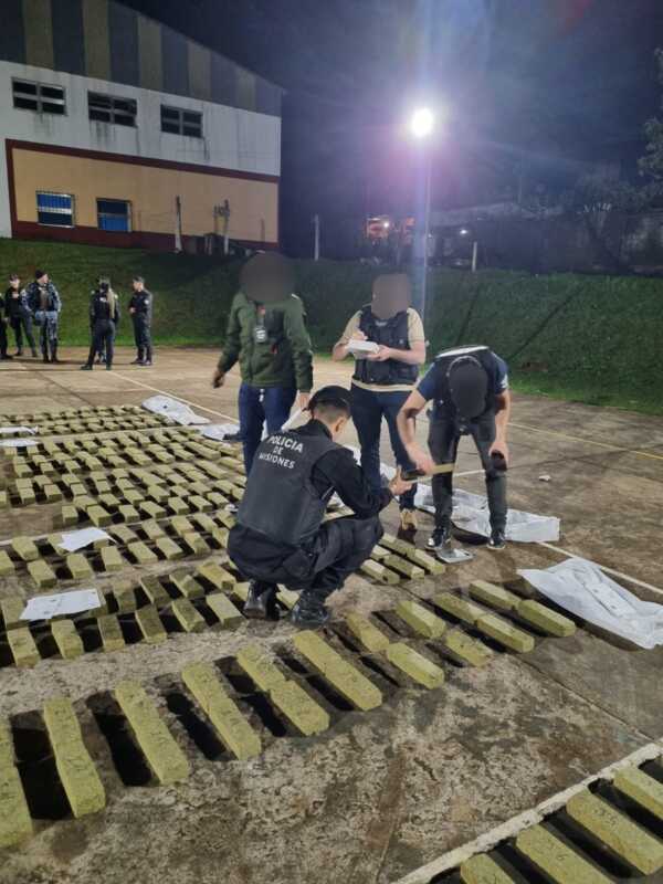 Detectan y secuestran más de 300 kilos de droga en una camioneta robada en Brasil 3 La Policía de Misiones incautó 332 kilos de marihuana prensada, distribuidos en 484 panes