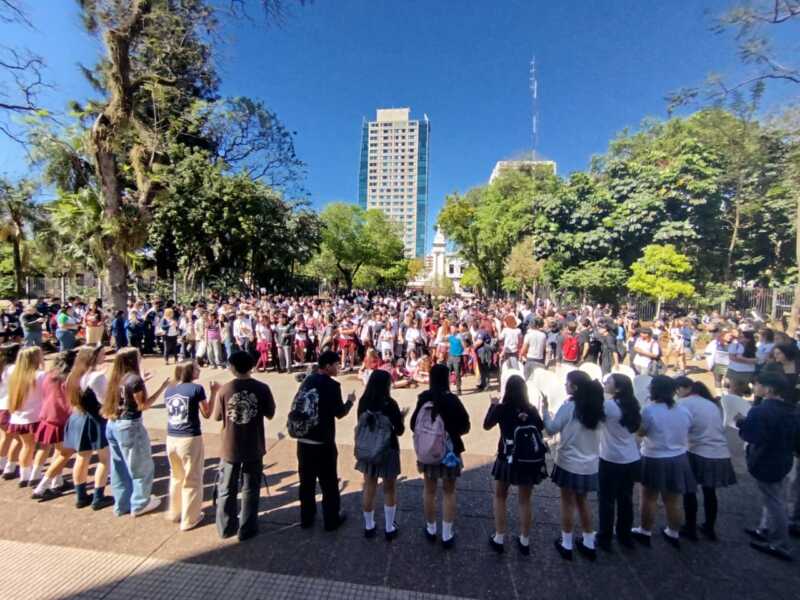 Jovenes colmaron la catedral de Posadas en una misa estudiantil que pidió por la paz Misa Posadas
