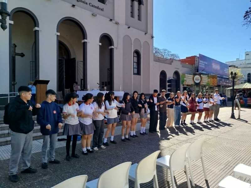 Jovenes colmaron la catedral de Posadas en una misa estudiantil que pidió por la paz 3 Misa estudiantil Posadas 5 - 2