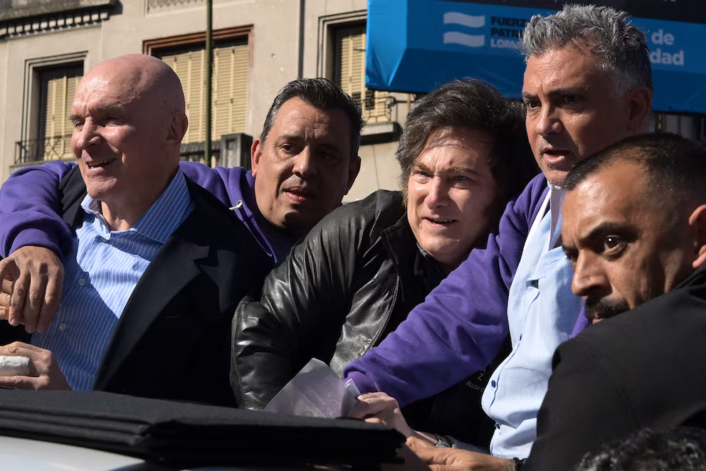 Momento del ataque a Milei en Lomas de Zamora