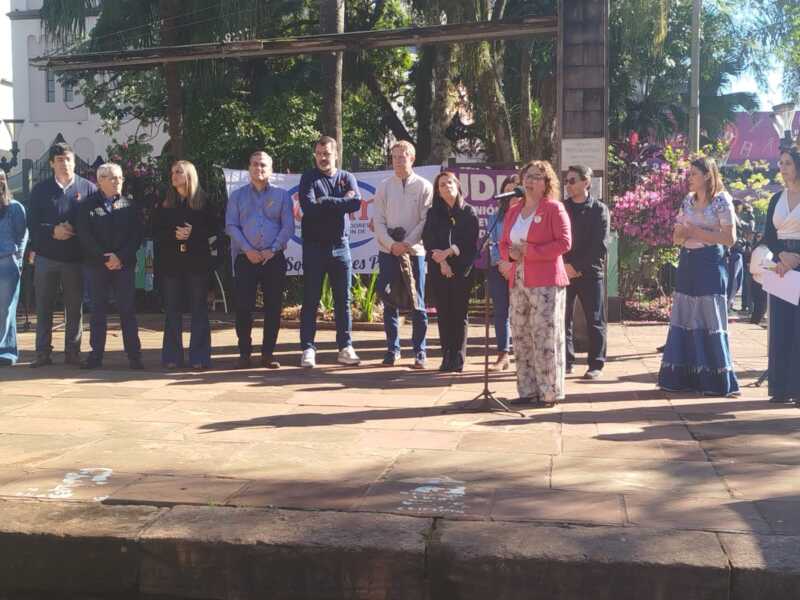 Con interés de la juventud y vecinos, se hizo una Jornada por el día mundial de prevención del suicidio 3 Natalia Francos hablando en el acto de prevencion de suicidios - 2