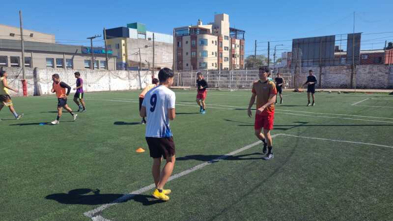 Los jugadores se entrenaron en la cancha sintética