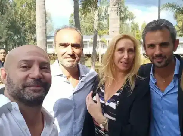 Cuando la política juega al relato y el país paga la cuenta 3 La política argentina bajo la lupa internacional tras los escándalos de corrupción recientes.