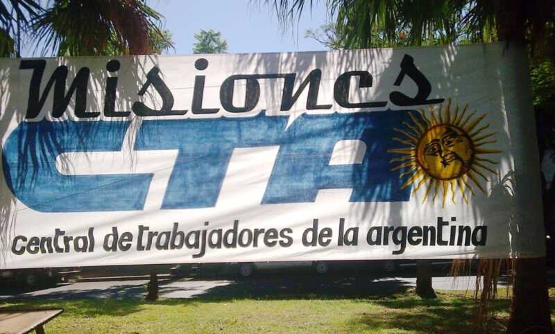 Docentes se manifestaron en Plaza 9 de Julio por bajos salarios y recortes docentes