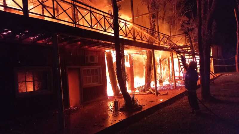 Mojón Grande: un voraz incendio destruyó por completo un complejo turístico incendio