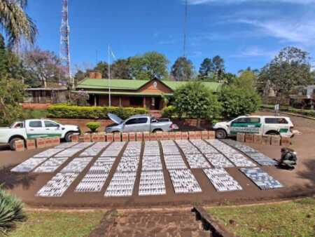 Gendarmería secuestró casi 20 mil paquetes de cigarrillos en Aristóbulo del Valle Gendarmería secuestró cigarrillos