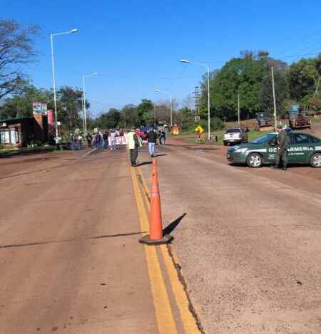 Paro docente sobre Ruta 12 en Montecarlo
