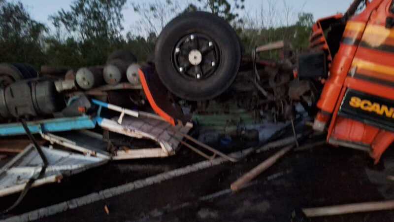 Alem- Cerro Azul: Tránsito interrumpido por despiste de un camión de maderas 5 WhatsApp Image 2025 09 24 at 07.03.26 - 4