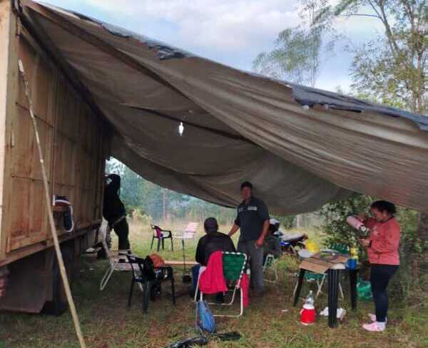 Familias campesinas acompañadas por el MAM resisten en el acampe para preservar el monte nativo y sus derechos territoriales.