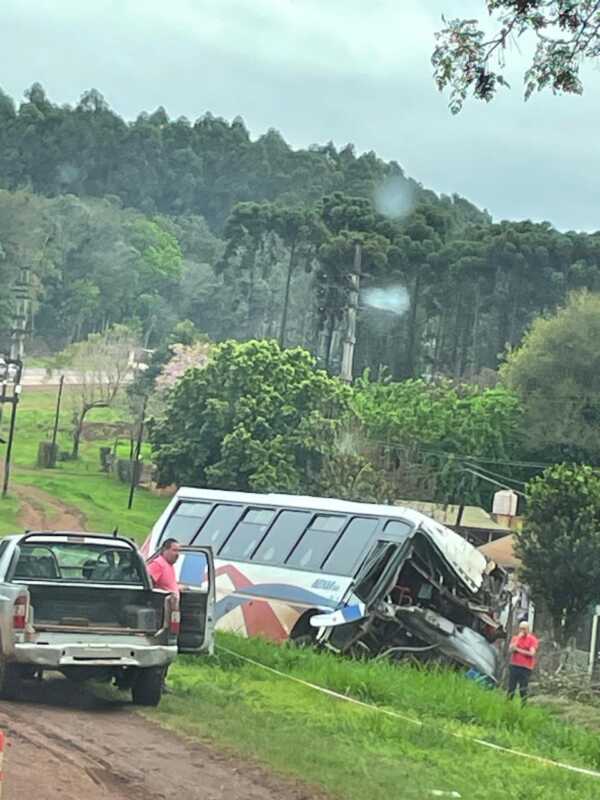 Una hospitalizada tras despiste de colectivo en Garuhapé 4 accidente garuhapé