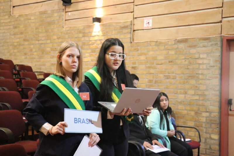 Jóvenes de Alem debatieron sobre pedofilia y trata infantil en el Modelo de Naciones Unidas 3 alem naciones unidas 1 - 2