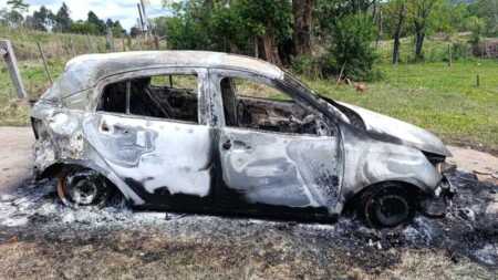 Conflicto de tierras en Dos Hermanas: repudian el atentado contra familia El auto de la familia Martínez Lantos quedó totalmente destruido tras el incendio intencional en el paraje Tres Vecinos.