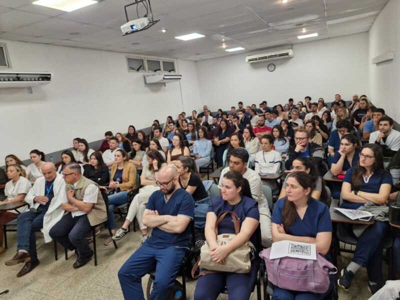 Barceló y Médicos Sin Fronteras fortalecen vínculos en una jornada académica Diálogo, aprendizaje y compromiso social: la interacción entre estudiantes y Médicos Sin Fronteras.