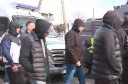Encapuchados ingresaron al acto de Milei sin identificación ni requisa de la policía encapuchados Milei