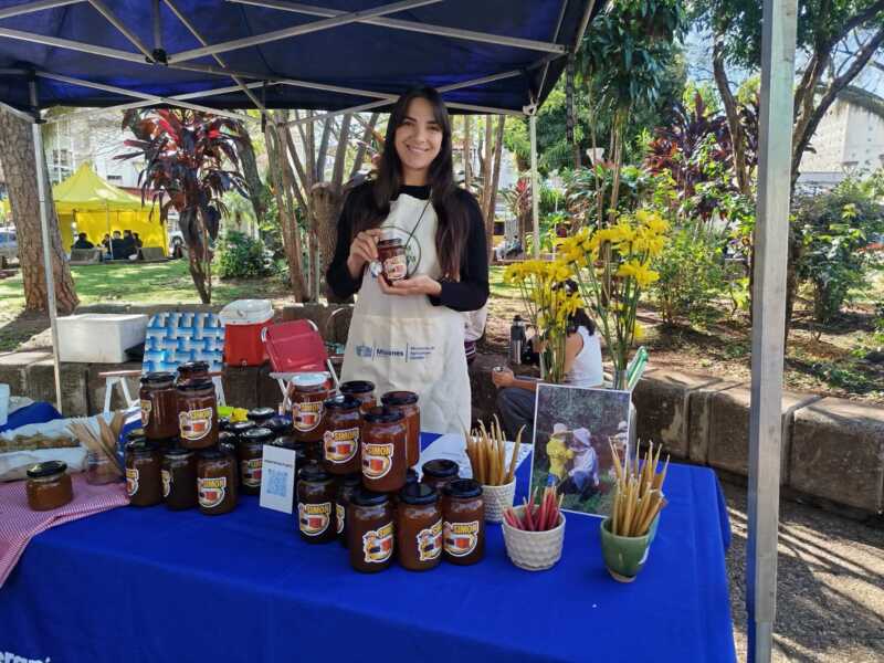 Miel orgánica y velas de cera de abeja, protagonistas de la feria de productores en Posadas Posadas miel