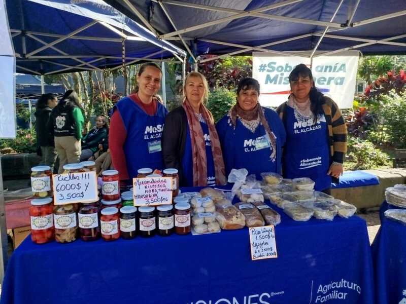 Miel orgánica y velas de cera de abeja, protagonistas de la feria de productores en Posadas 17 feria soberania alimentaria 4 - 16
