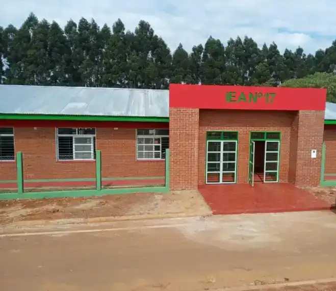 Conflicto de tierras en Dos Hermanas: repudian el atentado contra familia 4 La escuela IEA N° 17, creada por vecinos y docentes, se convirtió en un símbolo de arraigo campesino en Dos Hermanas.