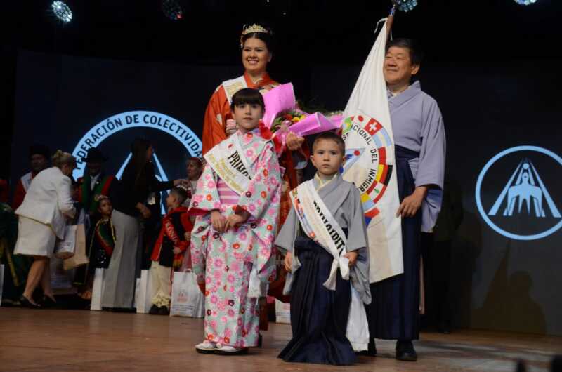 Fabricio y Abigail, con sus trajes típicos, fueron elegidos por sorteo y se suman a la historia de la Fiesta Nacional del Inmigrante.