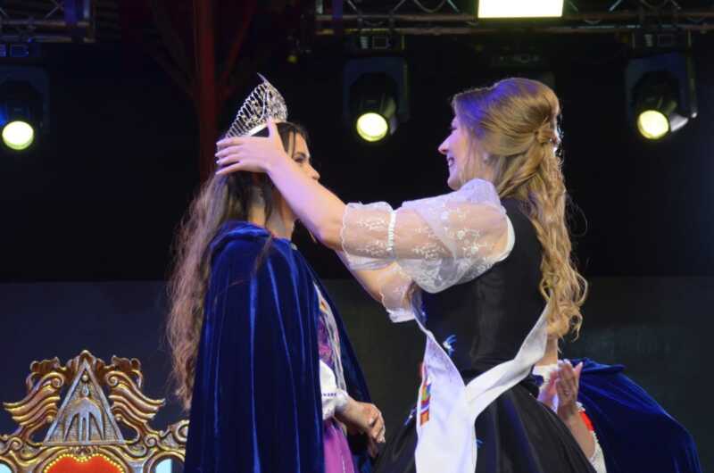 La obereña Ruth Bys entregó la corona a su sucesora, Melina Zapaya, en una noche llena de emoción en el Parque de las Naciones.