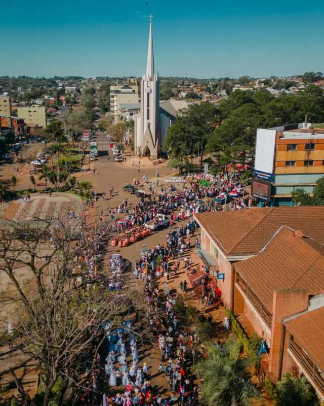 Misiones celebra el Día del Inmigrante con la 45ª Fiesta Nacional en Oberá 8 Oberá se viste de fiesta para celebrar la diversidad cultural y el legado de los inmigrantes en Misiones.
