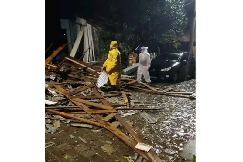 Vientos de más de 100 kilómetros por hora golpean con fuerza devastadora el sur de Brasil 5 m9F - 4