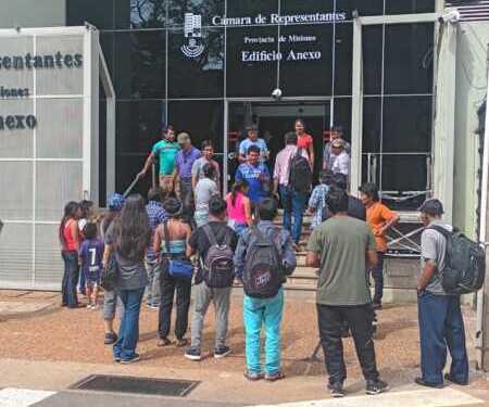 El pueblo Mbya Guaraní frente a la Cámara de Representantes. 