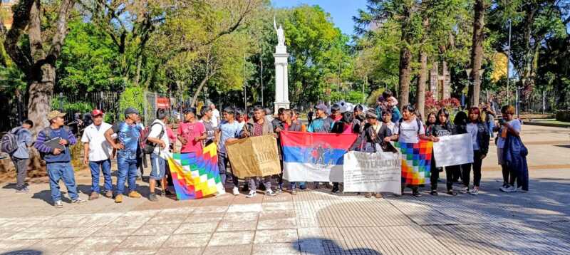 Acampe Mbya Guaraní: Derechos Humanos abre el diálogo 5 Familias indígenas esperan un compromiso escrito de parte del gobernador.