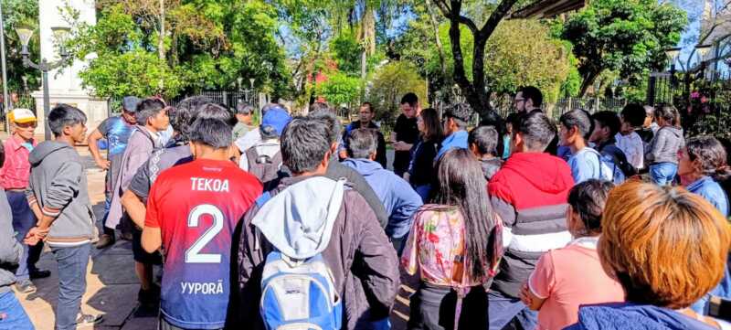 Acampe Mbya Guaraní: Derechos Humanos abre el diálogo 2 La ministra Karina Aguirre dialogó con representantes Mbya Guaraní en la Plaza 9 de Julio.