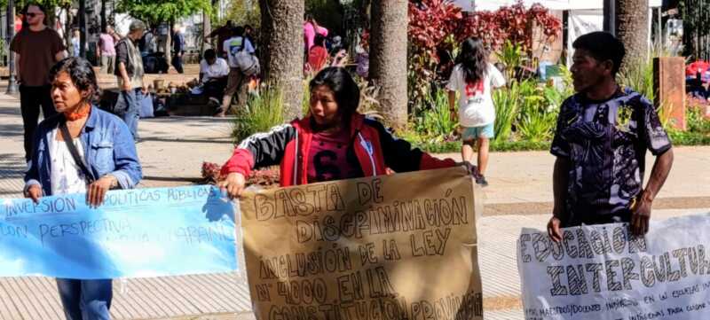 Acampe Mbya Guaraní: Derechos Humanos abre el diálogo 3 Las Comunidades Mbya entregaron un petitorio en Casa de Gobierno.