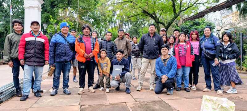 Pueblos originarios de Misiones esperan el plebiscito de la Ley 4000 desde hace décadas 4 Segundo día de acampe Mbya Guaraní frente a la Casa de Gobierno en Posadas.