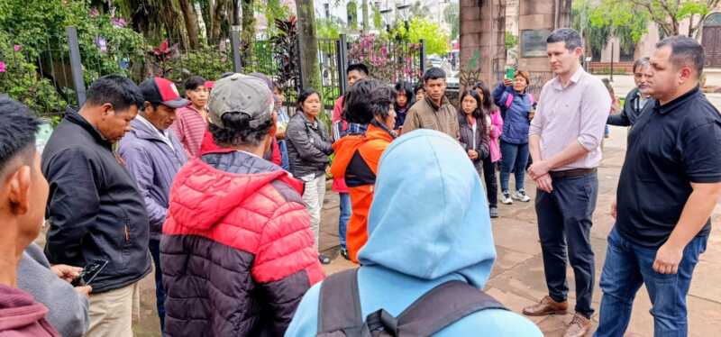 Segundo día de acampe Mbya en Posadas: más comunidades se suman al reclamo 2 Comunidades Mbya denuncian la falta de leyes para regularizar la tenencia de tierras.