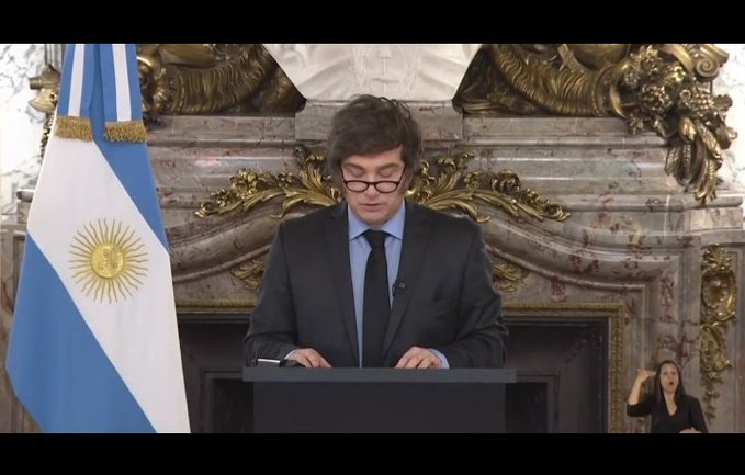 Rechazo a nueva deuda y críticas a la respuesta oficial tras las derrotas electorales 4 milei cadena 1 - 3