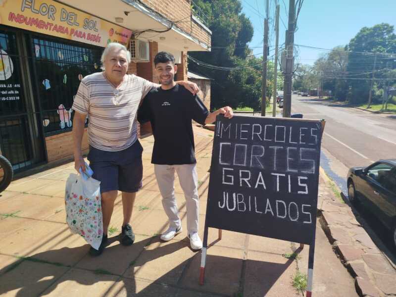 Un joven peluquero de Posadas ofrece cortes gratis a jubilados Posadas peluquería
