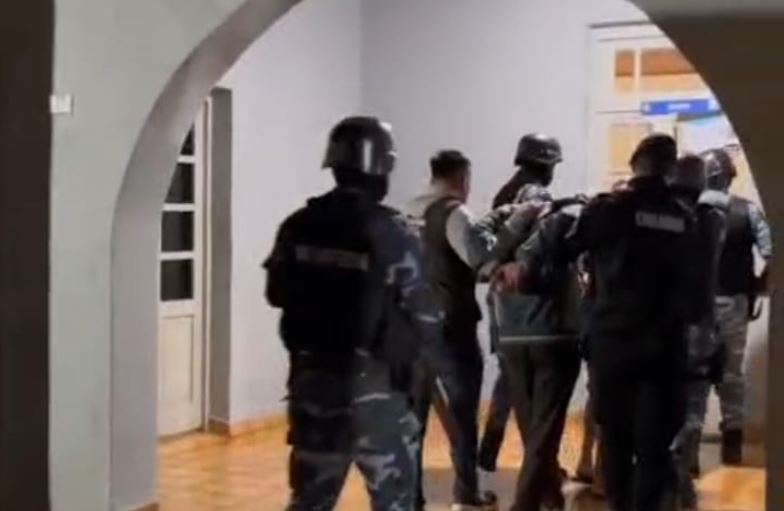 Alem: cayeron miembros de una banda que quebraba ingresos y robaba en casas qq 1 - 1