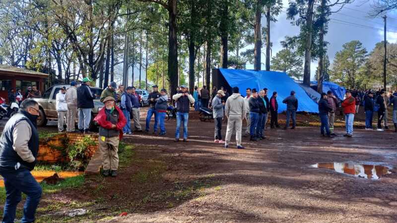Acuerdo en Forestadora Tapebicuá garantiza ingresos y tranquilidad a 400 familias en Virasoro 2 Jornada parcial y ayuda extraordinaria provincial permiten la reincorporación de los empleados de Tapebicuá.