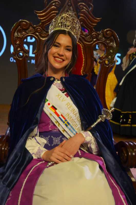 Reyes Mayores y PrincipitosEl desfile de Reyes Mayores y Principitos fue uno de los momentos más coloridos. Con sus trajes típicos, cada colectividad mostró el orgullo de sus tradiciones. En este caso, los nuevos representantes se eligen por sorteo y, bajo la supervisión de un escribano, fueron los principitos salientes quienes extrajeron los nombres de la urna. Los elegidos fueron los niños de la Colectividad Japonesa, Fabricio Emanuel Kerkhoff (5) y Abigail Narumi Kallus Katogui (8), que conforman la nueva pareja de Principitos Nacionales. A su vez, los Reyes Mayores Nacionales también resultaron representantes de la colectividad japonesa: Sergio y Kiomi Katogui, padre e hija.