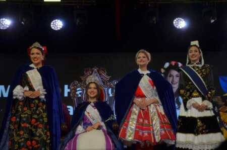 Melina Hanelis Zapaya, de la Colectividad Ucraniana, es la nueva Reina Nacional del Inmigrante La nueva soberana, oriunda de Campo Grande, recibió la banda, capa, cetro y corona como máxima representante de las colectividades.