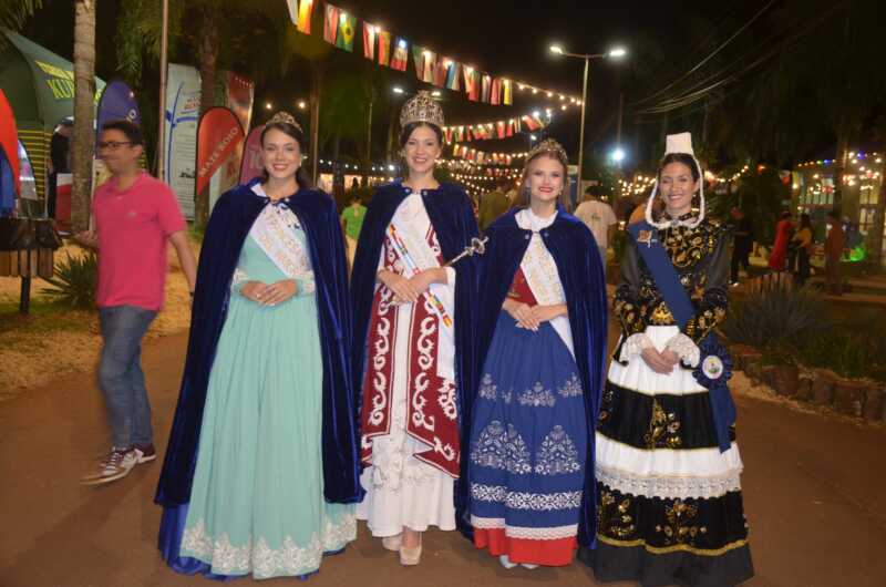 Patricia Sosa deslumbró en la Fiesta Nacional del Inmigrante con un show inolvidable 2 reinas inmigrantes - 1